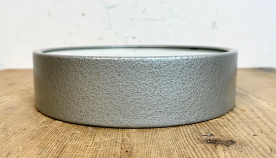 Image 1 of Orologio da parete industriale grigio di Burk, anni '70