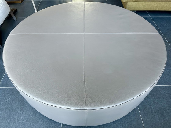 Image 1 of Pouf ottoman de table basse en cuir taupe