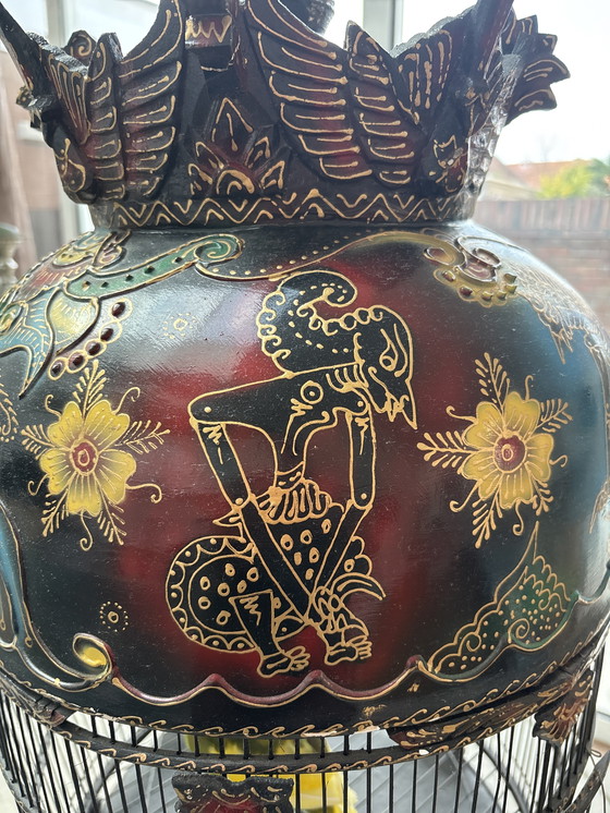 Image 1 of Handgeschilderde Indonesische Vogelkooi met opgezette vogels