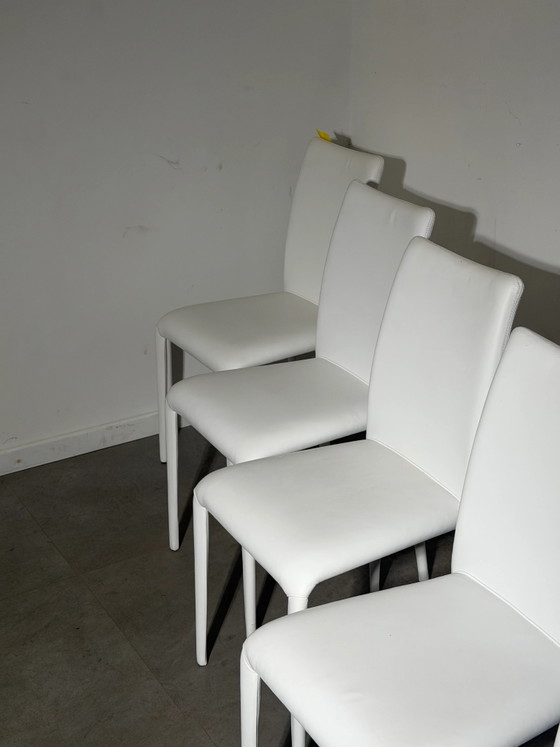 Set van zes witte leren eetkamerstoelen – Italiaans design (photo 4 of 8)