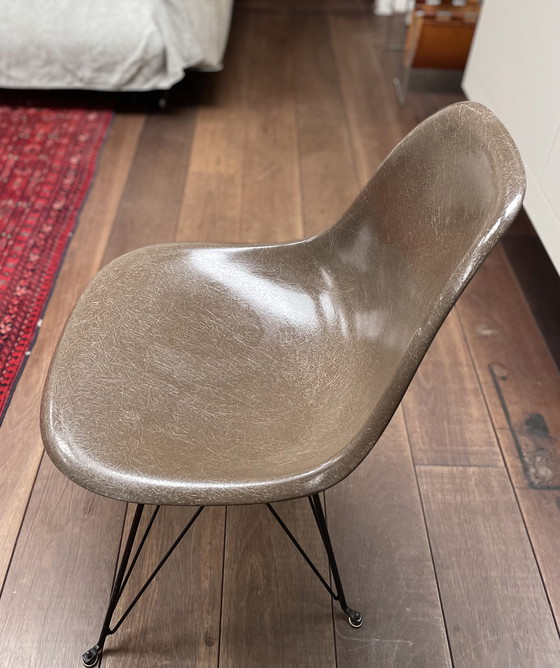 Image 1 of Sedia Eames Herman Miller Vintage in fibra di vetro con base Eiffel