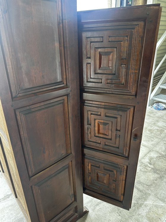 Image 1 of Antiker Kleiderschrank/Schrank im spanischen Stil aus Massivholz mit geschnitzten Paneelen