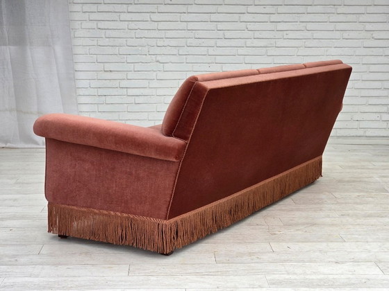 Image 1 of Sofá danés de 3 plazas, década de 1970, tapizado en terciopelo rosa salmón y madera de haya.