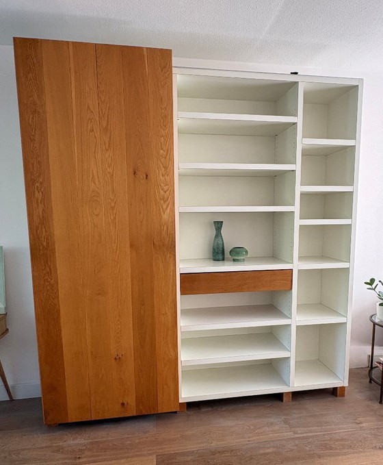 Image 1 of Mobile a muro di design, realizzato a mano, con anta scorrevole in rovere – 225 x 246 cm