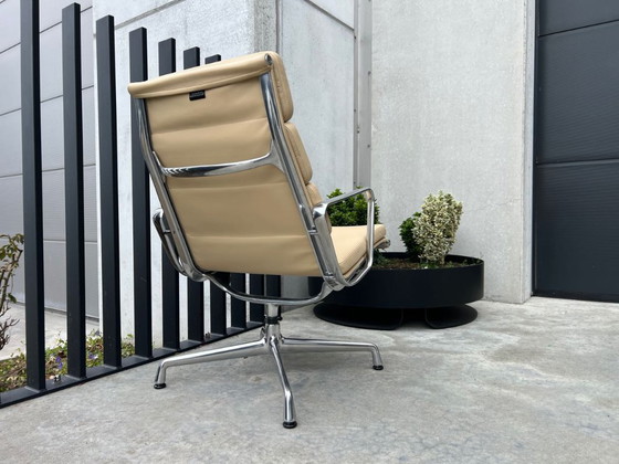 Vitra Eames EA216 Lederen Fauteuil – Leather, Metal (photo 10 of 12)