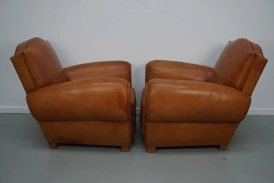 Image 1 of Ein Paar französischer cognacfarbener Ledersessel mit schnurrbartförmigen Rückenlehnen, 1950er Jahre
