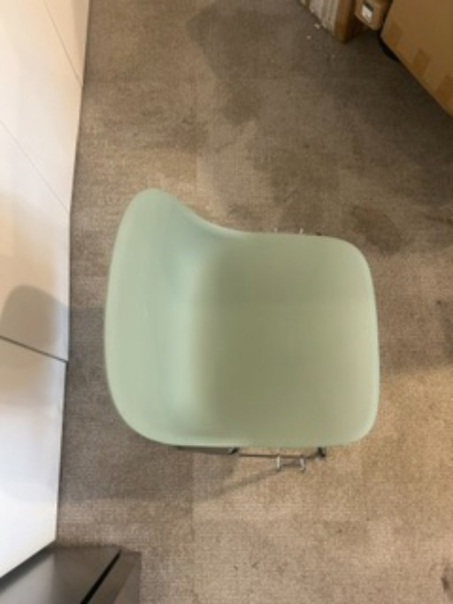 Sedia laterale Muuto in fibra, verde mandorla, con gancio