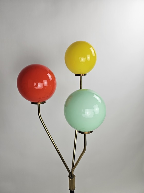 Image 1 of Lampadaire scandinave moderne avec trois abat-jour en verre opalin soufflé à la main, années 1950