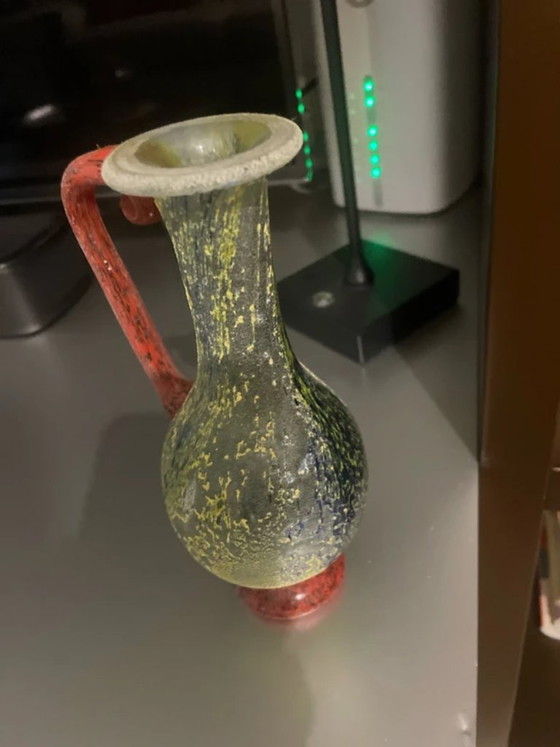 Piccolo vaso in vetro vintage con manico rosso, Decorazione maculata verde e gialla, Vasi (foto 5 di 5)