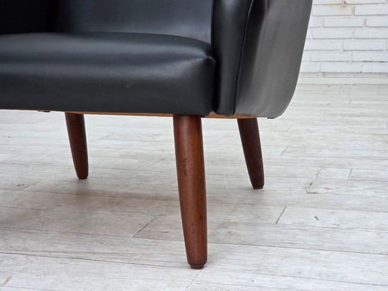 Image 1 of Deense fauteuil met hoge rugleuning uit de jaren 70, zwart kunstleer, poten van teakhout.