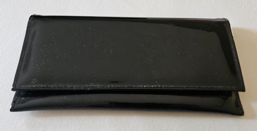Clutch Yves Saint Laurent de piel charol negra