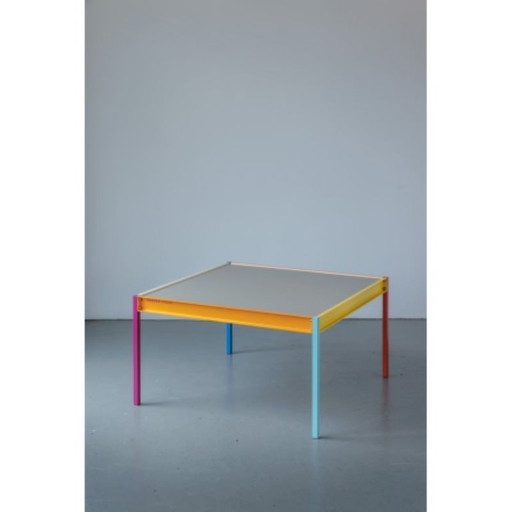 Table basse moderne colorée, simple, ludique - Design épuré et compact par Klaus Ebbers