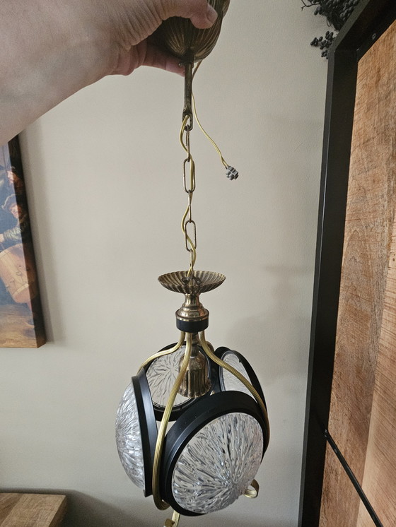Image 1 of Lampada a sospensione vintage in ottone e nero con 4 paralumi in vetro