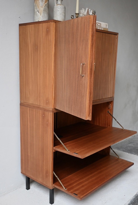 Image 1 of Precioso y elegante aparador/vitrina de pared de mediados de siglo.