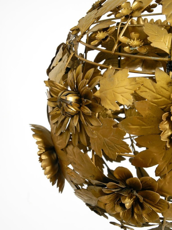 Preciosa y singular lámpara de techo esférica de metal con diseño floral, estilo Regencia de los años 70. (photo 13 of 20)