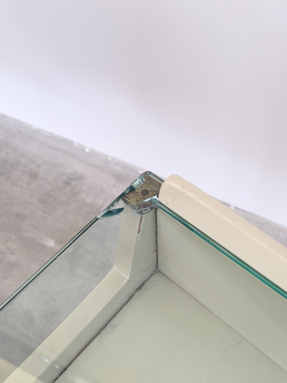 Image 1 of Mesilla de noche - Latón, Cristal, Madera - Pareja de mesillas de noche, de madera lacada en blanco, con tapa de cristal.