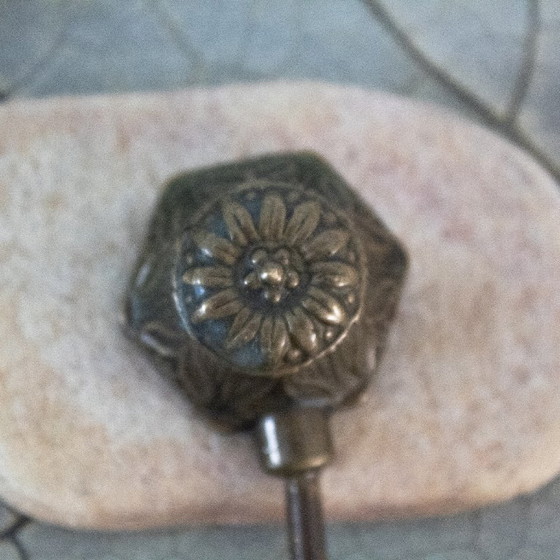 Image 1 of Vintage messing kaarsendover met weelderige bloemversieringen: uit de jaren '70