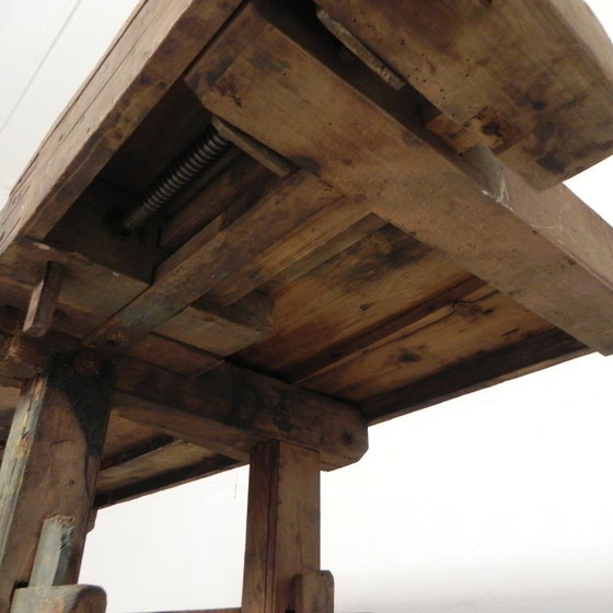 Banco de trabajo industrial de madera con tornillo de banco, 194 cm de largo, década de 1930. (photo 33 of 34)