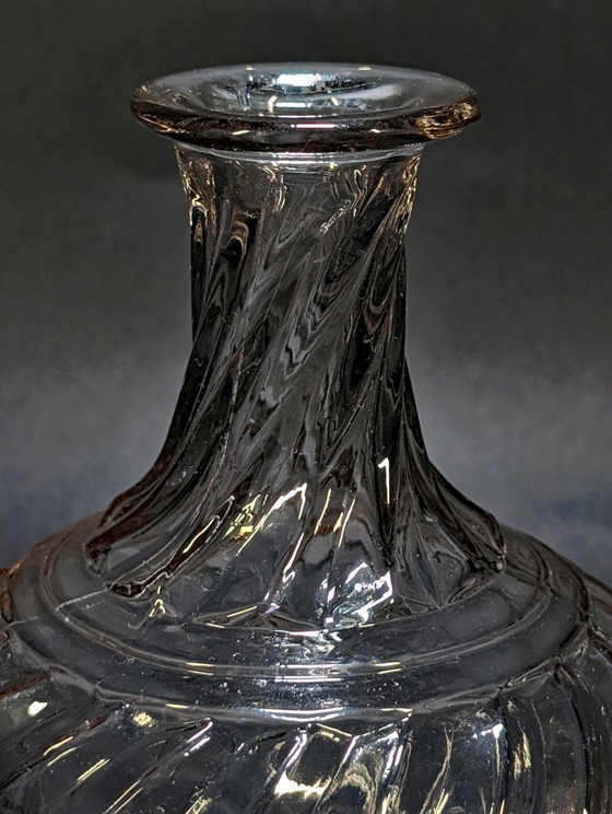 Image 1 of Decanter in vetro vintage con motivo a spirale.