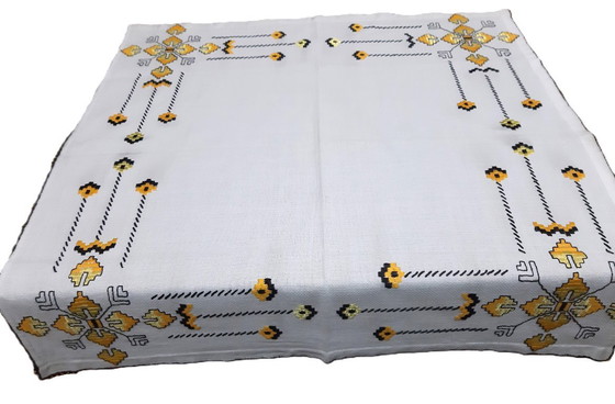 Image 1 of Tovaglia vintage ricamata a mano 68 x 63 cm