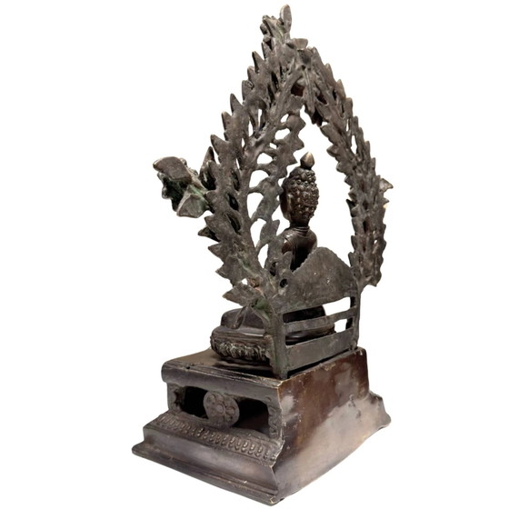 Bouddha Shakyamuni de l'Himalaya antique avec auréole – XVIIe-XVIIIe siècle – Lot 406 – Sculptures, Bronze (photo 6 of 25)