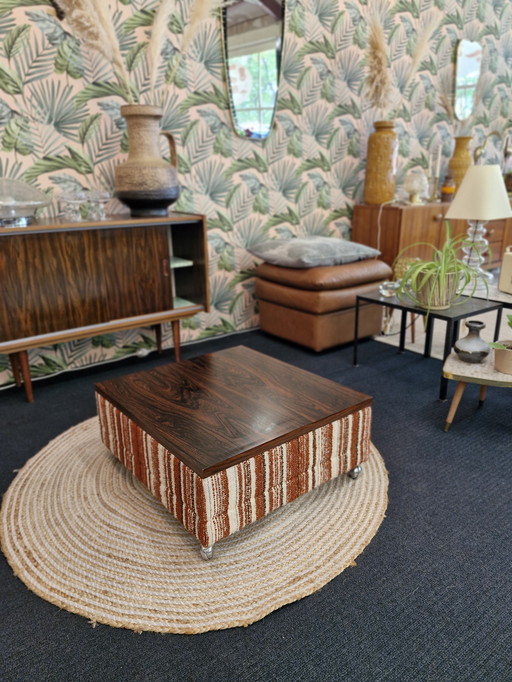 Table basse vintage en bois de rose sur roulettes chromées