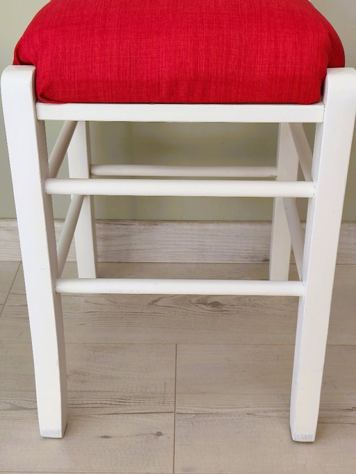 Taburete de pino blanco con asiento rojo