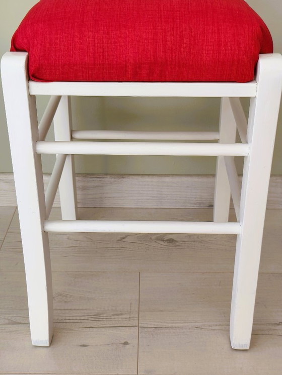 Image 1 of Taburete de pino blanco con asiento rojo