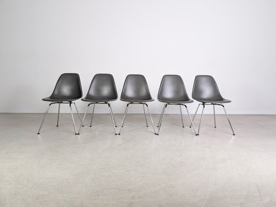 Image 1 of Set originale di 5 pezzi di sedia laterale Vitra Charles & Ray Eames, grigio