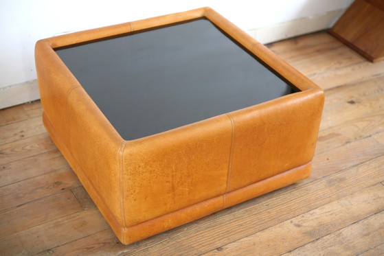 Coffee table in leather and black glass top, 1970s (photo 4 of 5)