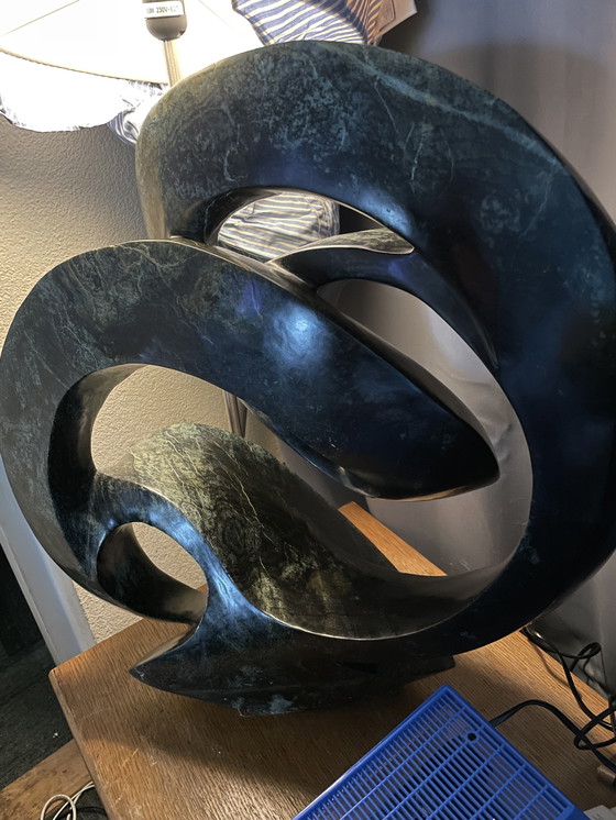 Image 1 of Exklusive Cliff Makore Skulptur „Chronik“ – 50 kg Gepardenjade (gesegnet/signiert)