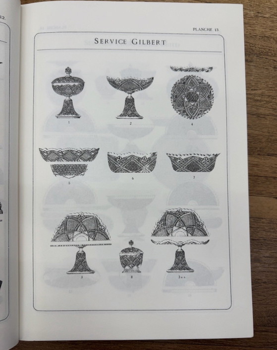 Image 1 of Val Saint Lambert “Gilbert” taartstandaard – Geperst kristal – Vermeld in de catalogus van 1913 – Grootste formaat (31 cm)