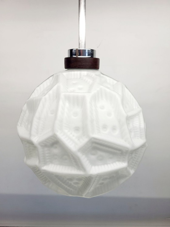 Image 1 of Suspension vintage, probablement Peill & Putzler, en verre opalin à relief, années 1960