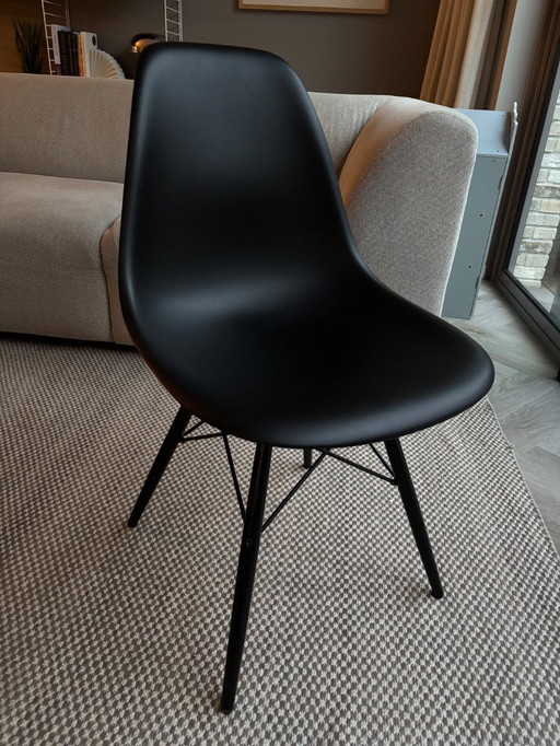 4x Vitra Eames DSW chairs