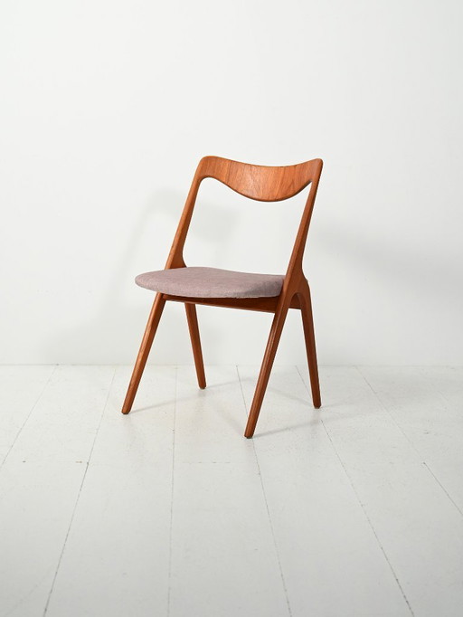 Ensemble de quatre chaises de salle à manger suédoises « Storken ».