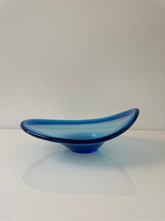 Image 1 of Cuenco de vidrio azul soplado a mano con diseño