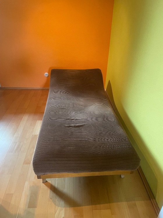 Image 1 of Chaise longue/lit de jour vintage années 1950 - Velours côtelé/bois massif avec photo animée