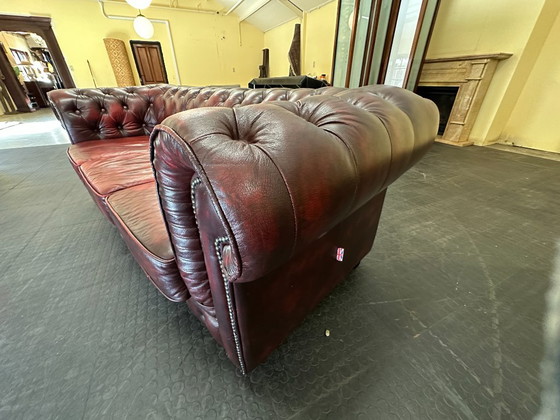 Chesterfield Sofa Worn. Oxblood Leather. 2.5 Seaters. – Chesterfield brand, 3-5 seaters, Wood (photo 3 of 8)