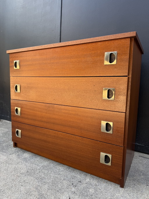 Cómoda de teca de estilo escandinavo de la década de 1960.