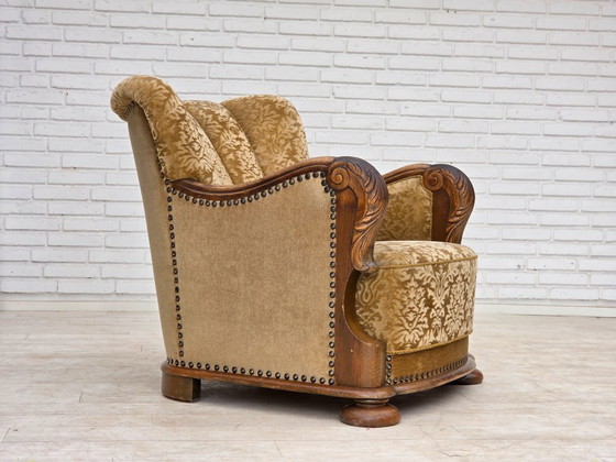 Image 1 of Deense relaxfauteuil uit de jaren 50, bekleed met velours en gesneden eikenhout.