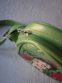 Bolso de hombro Betty Boop de piel sintética en color verde anís.