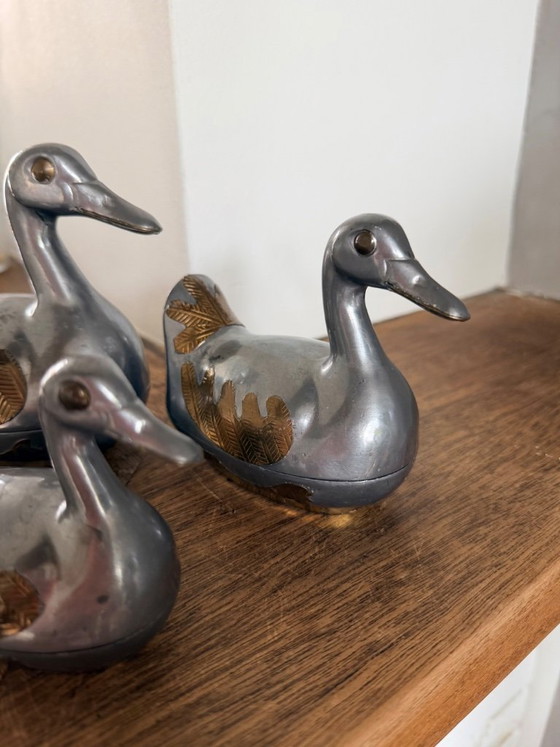 Image 1 of Tres preciosos patos de peltre de la década de 1970 procedentes de Hong Kong.
