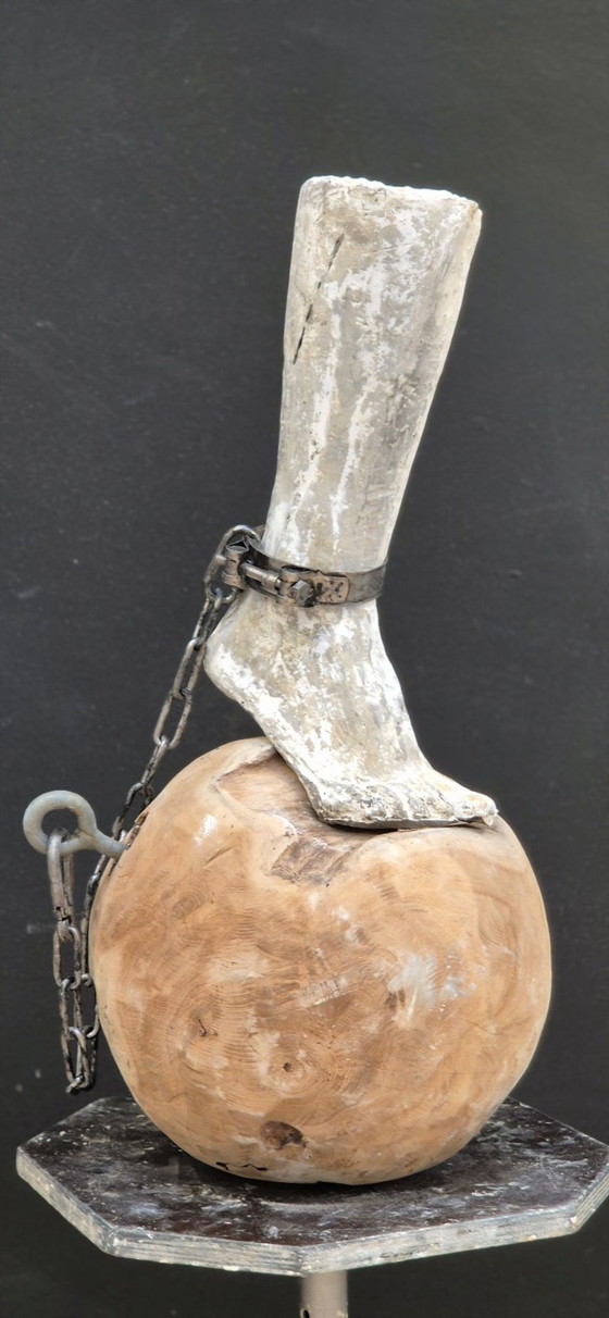 En equilibrio: escultura de cemento con madera. – Metal, Stone (photo 4 of 7)
