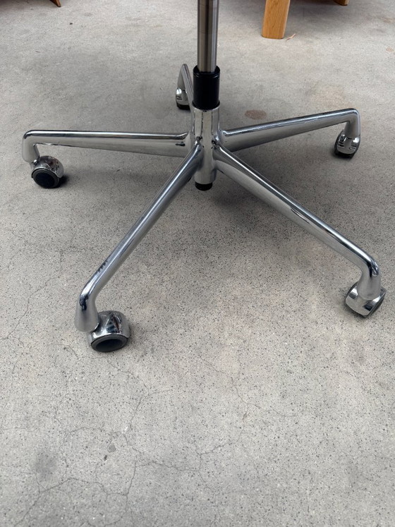 Image 1 of Vitra Eames EA219