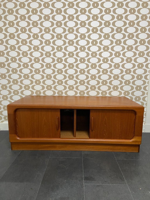 Mobile basso/TV vintage di Dyrlund con ante a serrandina