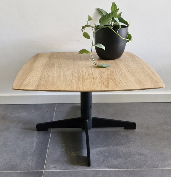 Image 1 of Bijzettafel mat zwart metaal met eiken fineer blad