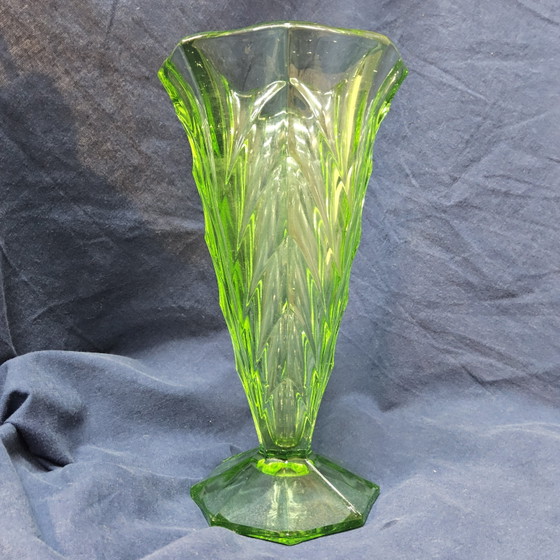 Vase Antique Art Déco Bohémien en Uranium / Verre Géométrique Effilé (Verre de Bohème) – Glass (photo 5 of 15)