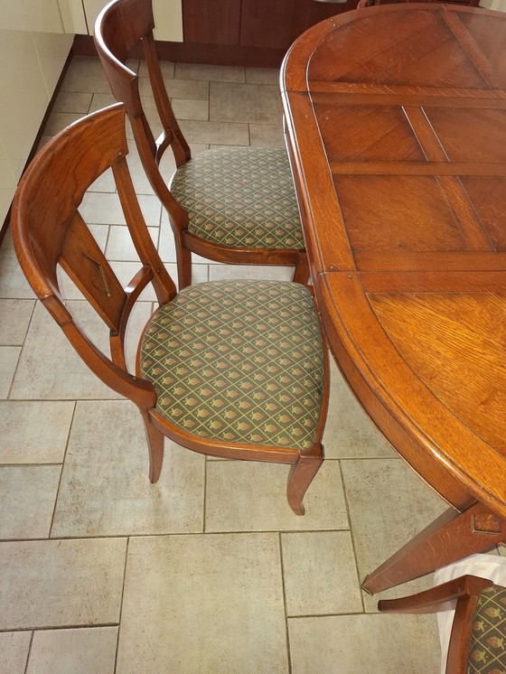 Image 1 of Une table de salle à manger peut être ronde.