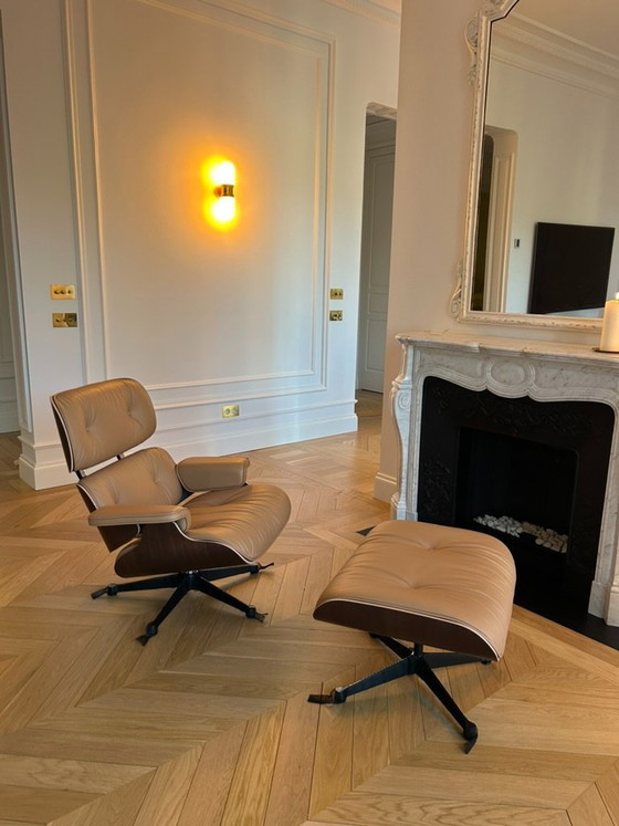 Vitra Eames Lounge Chair & Ottoman Nieuw – Klassiek Model – Notenhout en Premium Oker Leer (Verzegeld) (photo 15 of 15)