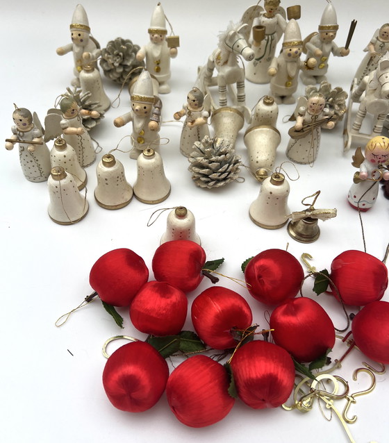 Image 1 of Ampia collezione di vecchi addobbi natalizi: legno, pigne, figure, mele